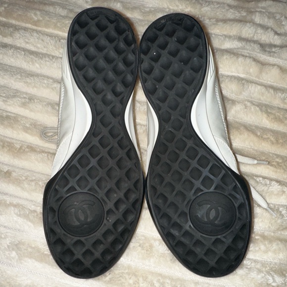 Like New Authentic CHANEL CC White Calfskin Quilted Lace-Up Sneaker Size 37 - Picture 15 of 16